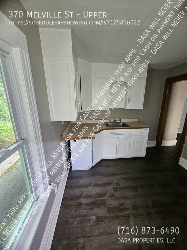 Building Photo - 370 Melville St