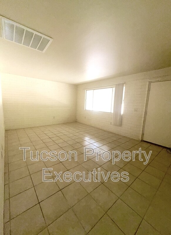 Building Photo - 8922 S Nogales Hwy