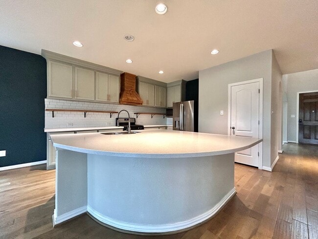 Building Photo - Bright & Beautiful 4 Bed, 3.5 Bath Home with Room for Everyone