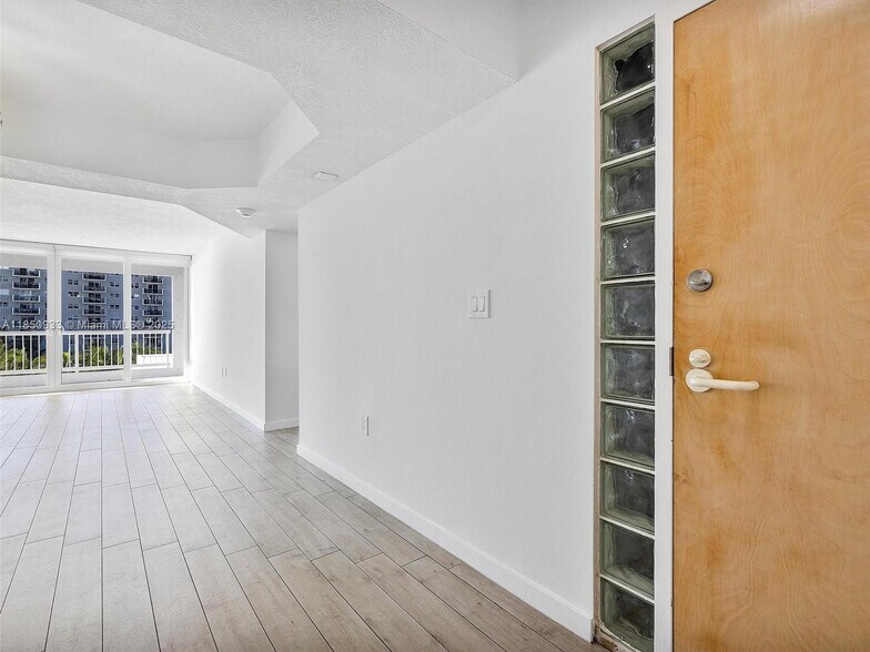 Building Photo - 9341 Collins Ave