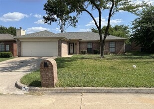 Building Photo - 1706 Oxford Dr