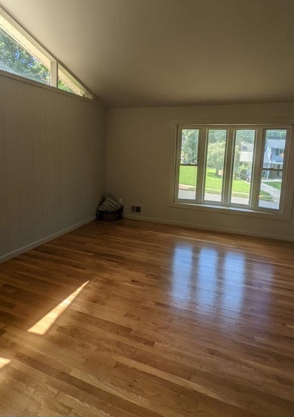 Building Photo - 8634 Cromwell Dr