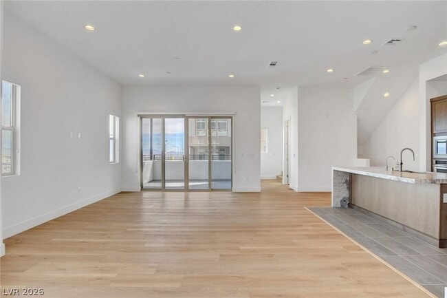 Building Photo - 670 Grey Saker St