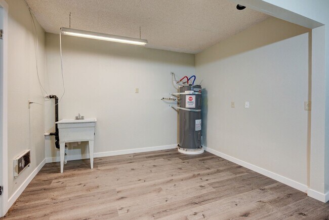 Building Photo - 3 Bedroom Condo on West Beach Bluffs