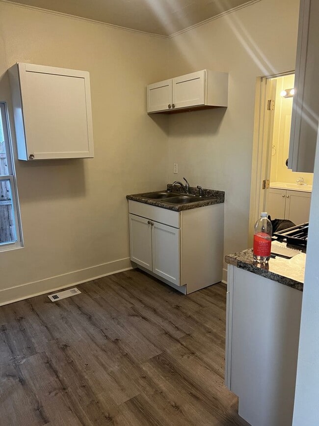 Building Photo - $950 Deposit $950 Rent