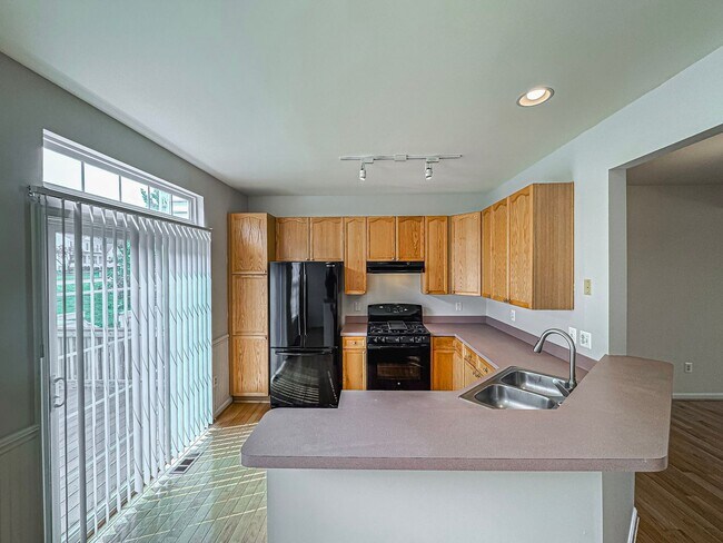 Building Photo - Gorgeous 3 Bed 2.5 Bath Interior Townhome ...