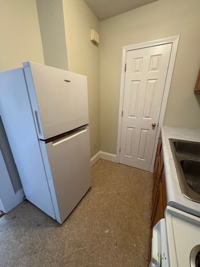 Building Photo - 166 Church St