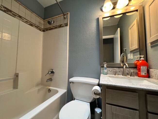Building Photo - Beautiful East Side Home-Prime Location!