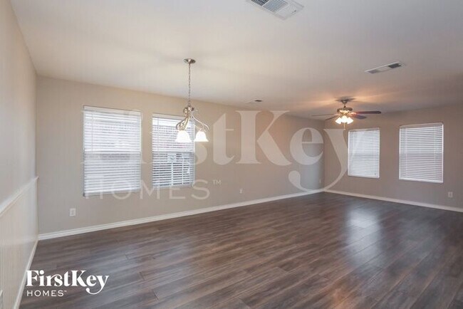 Building Photo - 5505 Camarillo Dr
