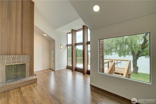 Building Photo - Must see AMAZING lake house!!!