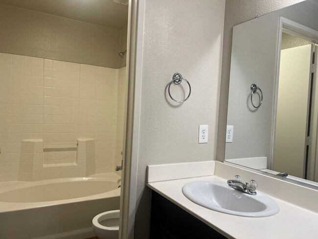 Building Photo - Great 2-bedroom 2 bath condo with A/C, 1 car garage and additional