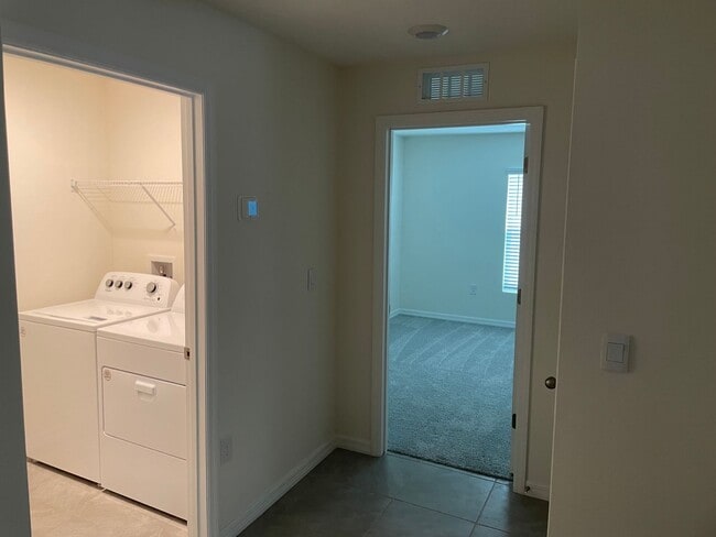 Building Photo - Gorgeous 4 bedroom 2 bathroom home