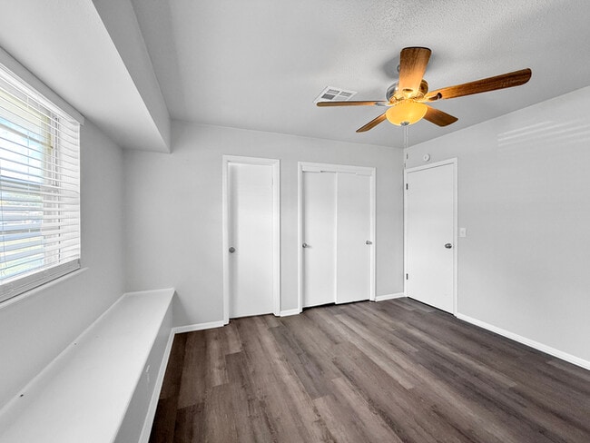 Building Photo - 812 Meadowridge Dr