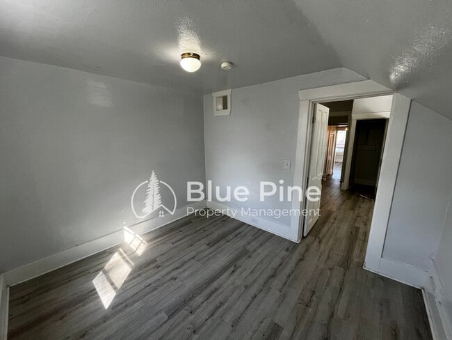 Building Photo - 252 N Shilling Ave