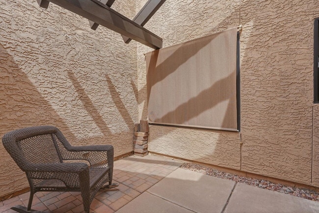 Building Photo - 715 W Boxelder Pl