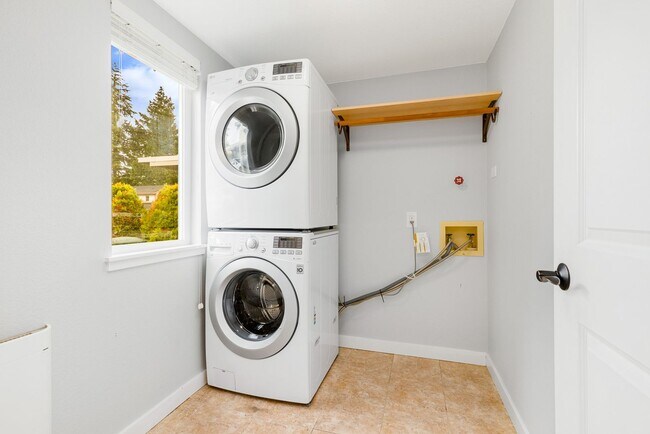 Building Photo - 2 Bedroom 2.5 Bath Townhouse Kirkland *Move in special!
