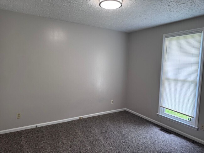 Building Photo - Super convenient location! Quick access to I-24 Exit 11!