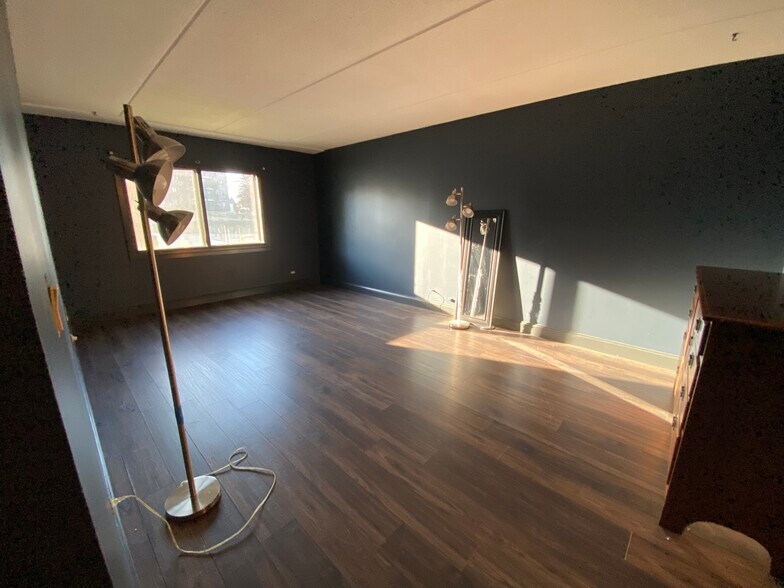 Building Photo - 917 Vose Dr