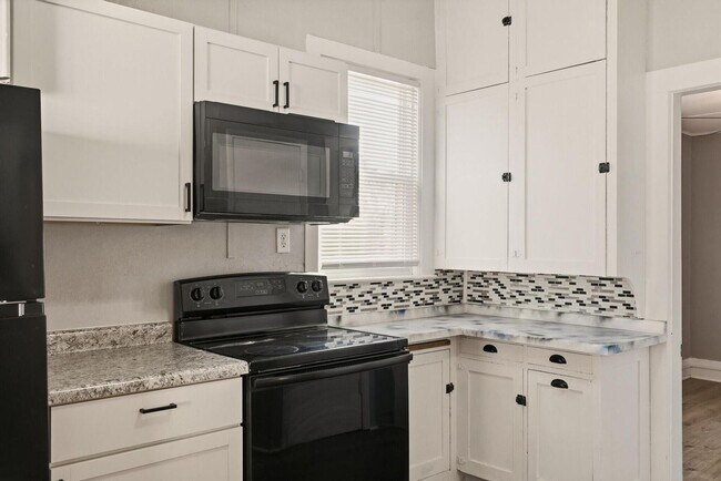 Building Photo - Beautiful, Remodeled Onalaska HOME for Rent!