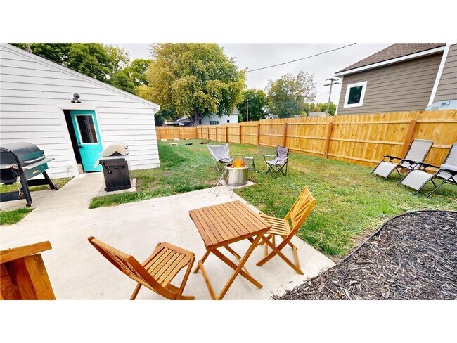 Building Photo - 27 Division St N