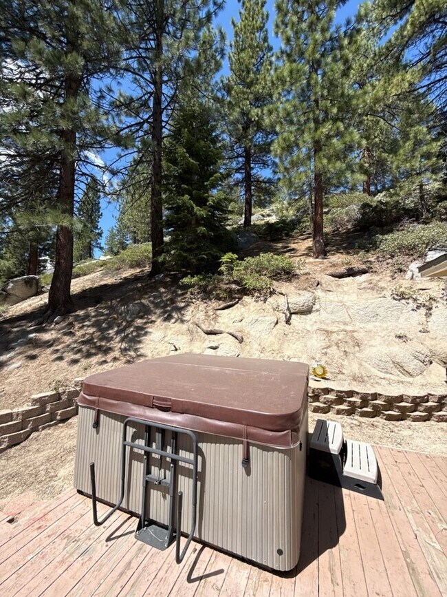 Building Photo - Large furnished mountaintop cabin with 2 car garage and hot tub
