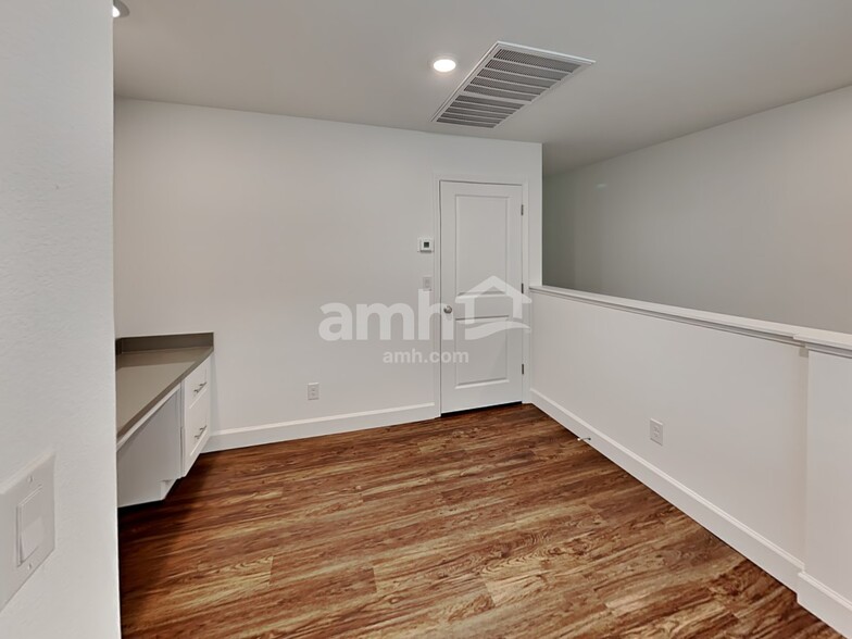 Building Photo - 10180 Mountain Crest St