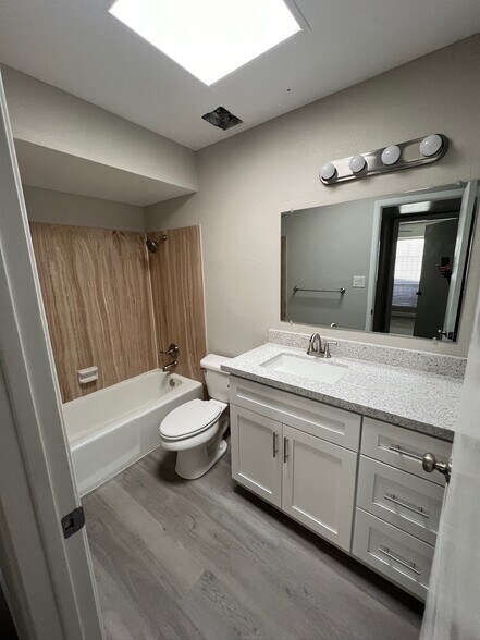 Building Photo - 5964 W Augusta Ave