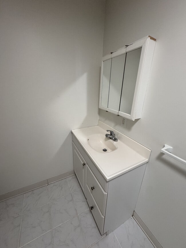 Building Photo - 20 W Franklin Ave