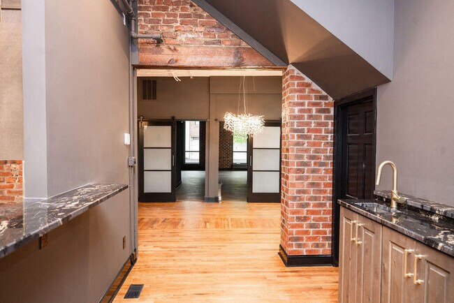 Building Photo - 275 S Limestone