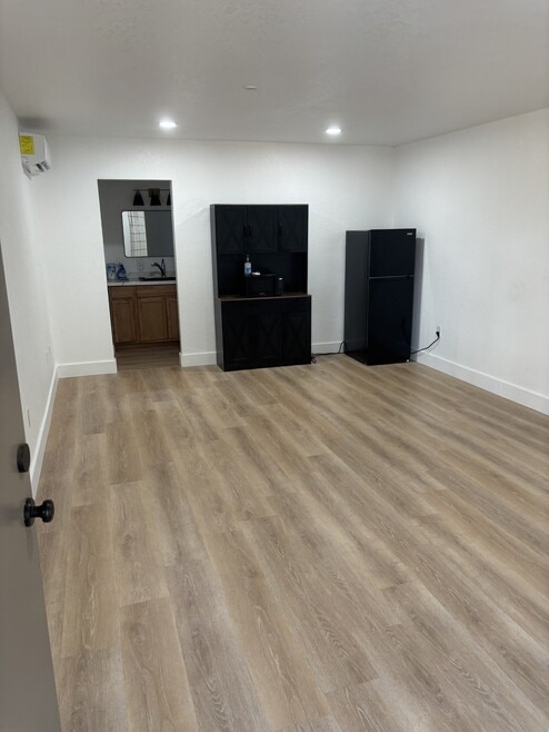 Building Photo - 1078 E White Mountain Blvd