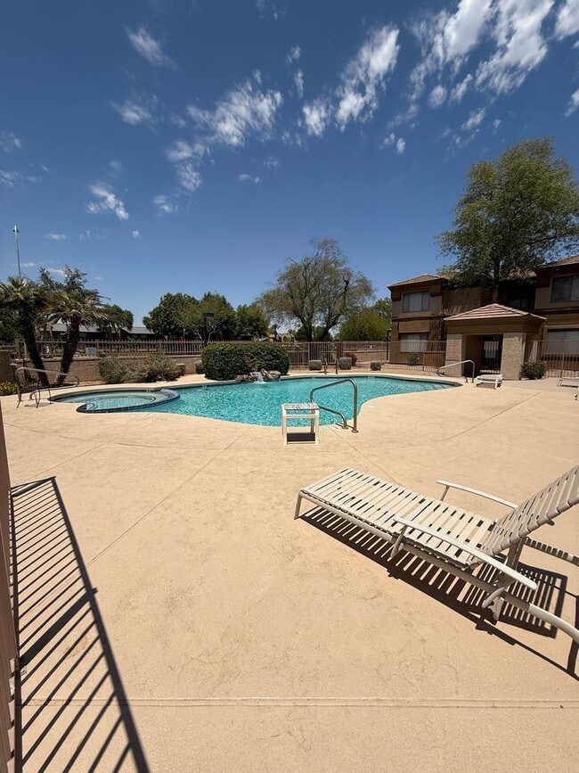 Building Photo - 3 Bedroom Townhouse with Garage, Gated Com...