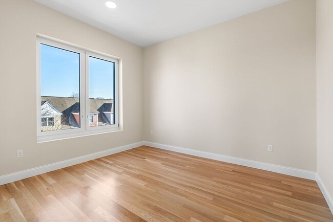 Building Photo - 16 Taber St