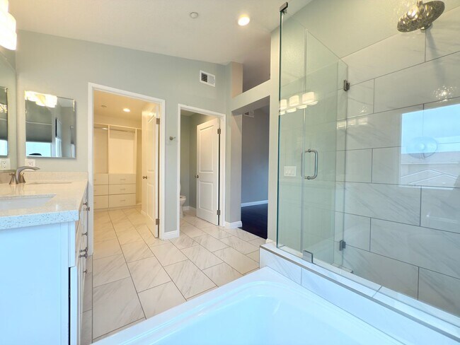 Building Photo - Spacious 4-Bedroom Home in Private Sylmar ...