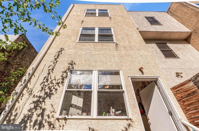 Building Photo - 1724 Monument St