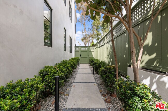 Building Photo - 930 Lincoln Blvd