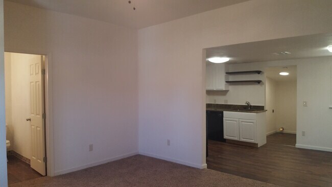 Building Photo - 908 E Main St