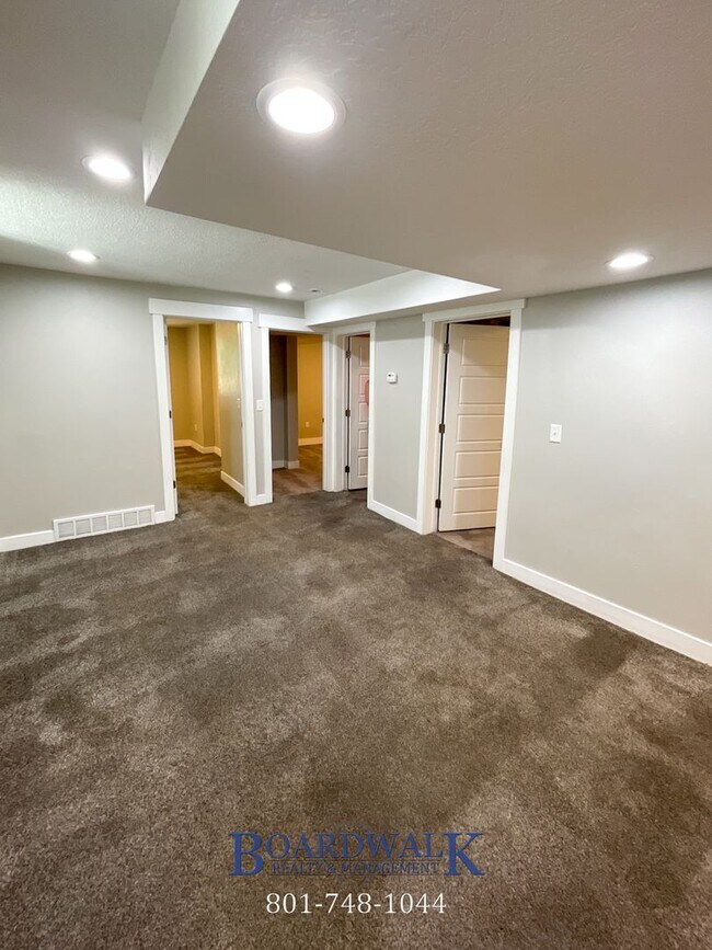 Building Photo - 555 S 900 E