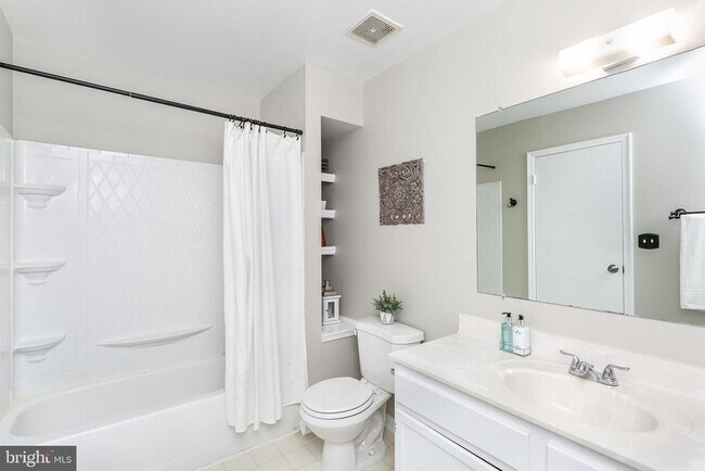 Building Photo - 553 McManus Way