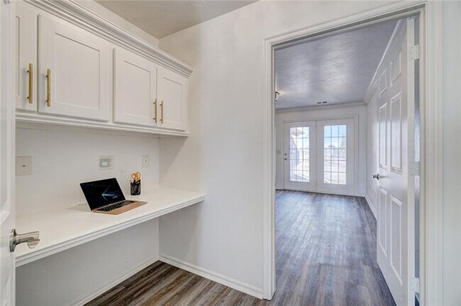 Building Photo - Absolutely Adorable, 2 bed, 2 bath, 2 car ...