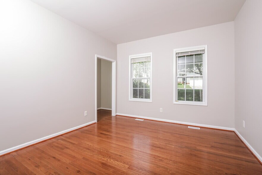 Building Photo - 136 Roan Dr