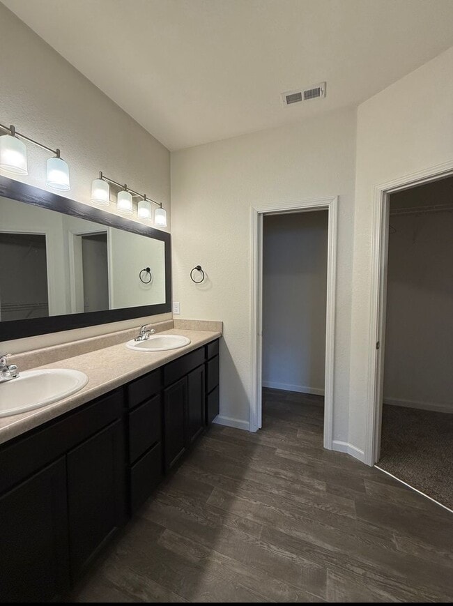 Building Photo - South Side...Newer 3 Bedroom 2 Bath House