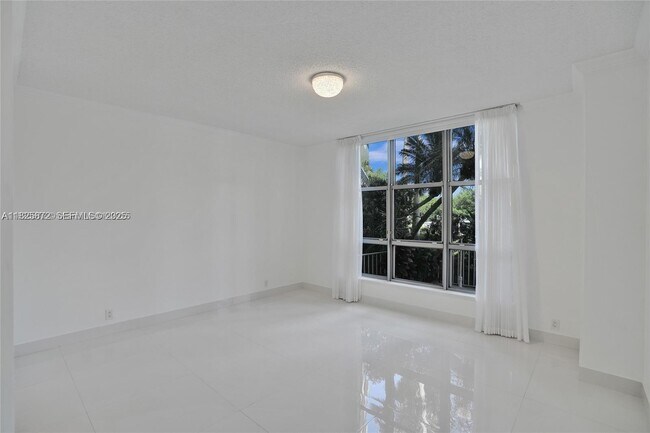 Building Photo - 3500 Mystic Pointe Dr