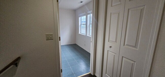Building Photo - Great Stafford Glen Upstairs Condo
