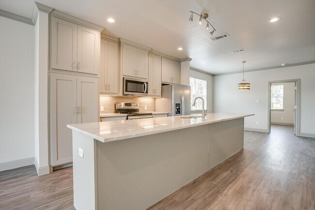 Building Photo - 2834 Wayside Ave