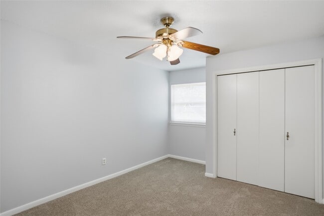 Building Photo - 3223 S Briar Knoll Dr