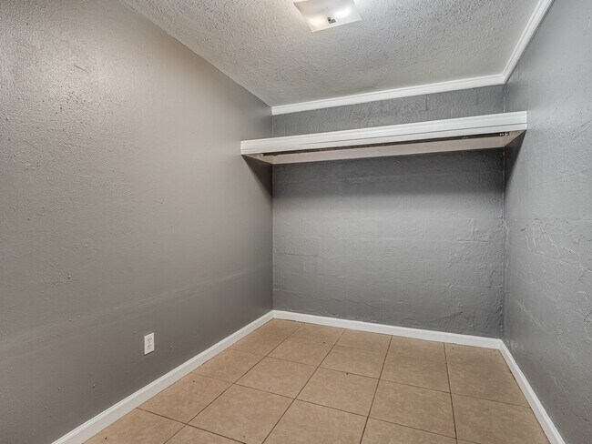 Building Photo - 2520 SW 68th St