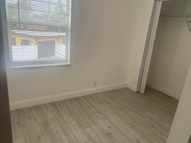 Building Photo - 407 S Lakeside Dr