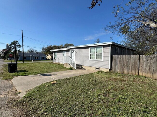 Building Photo - 1802 N Wilhite St