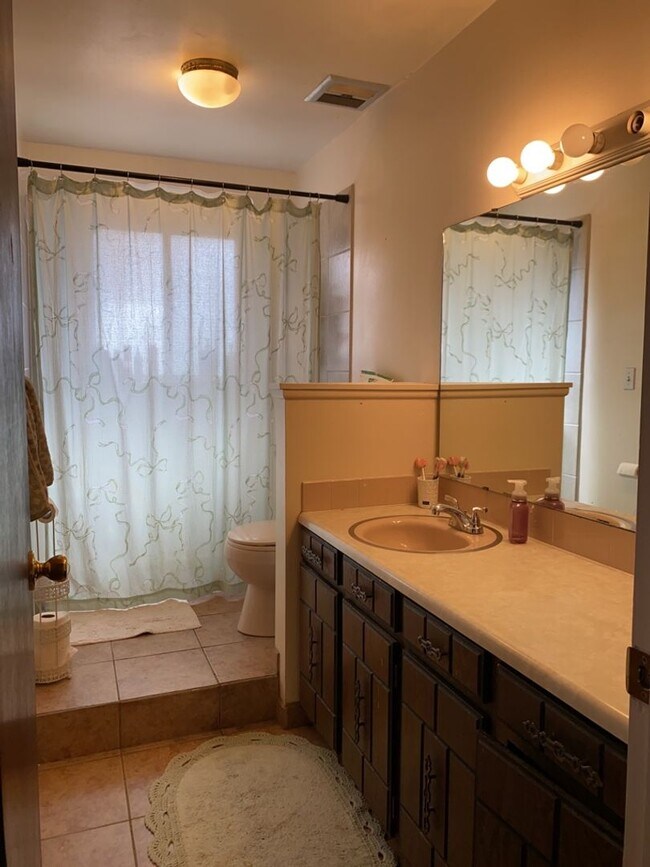 Building Photo - STUDENTS WELCOME! Sprawling 6 Bed / 3 Bath Home Near College and Drake