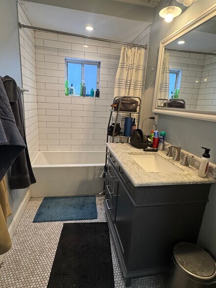 Building Photo - 26 Roseclair St